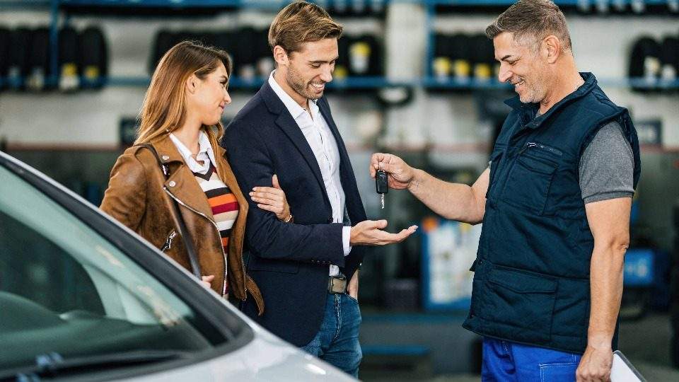 Autoankauf Grefrath nimmt das Fahrzeug eines Paares entgegen
